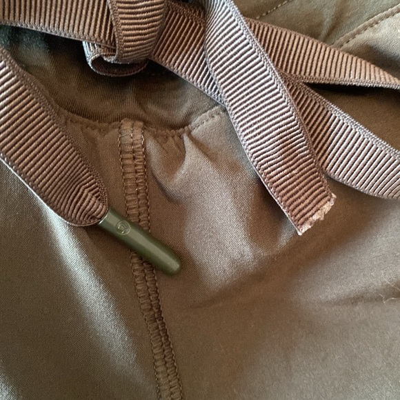 Lululemon Hotty Hot Short (Long 4")
Dark Olive shorts athletic running size 2 - Picture 5 of 13